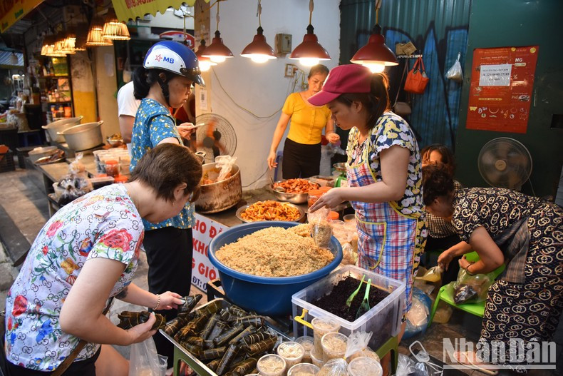 筏行街市场从一早就十分热闹,人们很早就开始买糯米酒酿,以赶上上班时间。 筏行街市场从一早就十分热闹,人们很早就开始买糯米酒酿,以赶上上班时间。