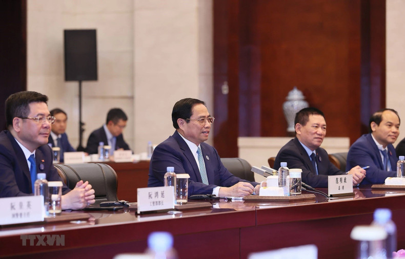 范明正总理在会议上发表讲话。