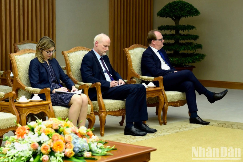 经合组织织代表团代表出席会见。