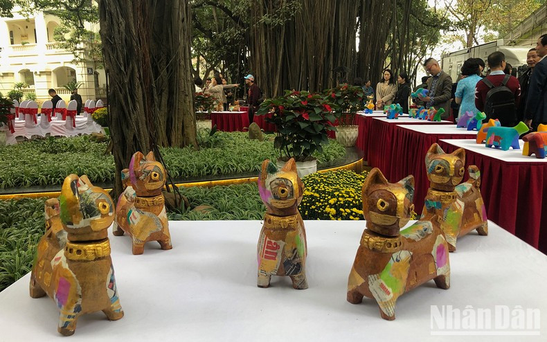 这些猫作品是由画家黎廷原使用人民报纸制成的。