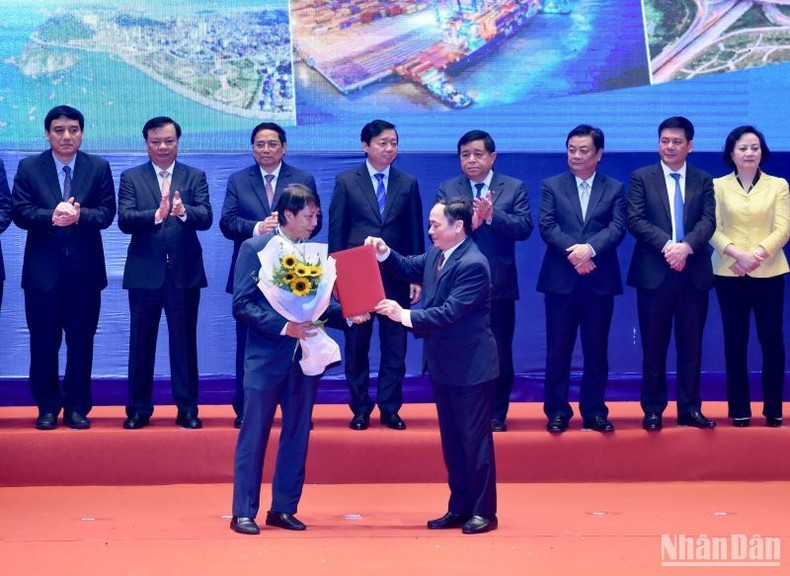 兴安省代表为来省投资的企业颁发投资证书。