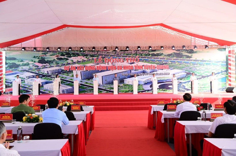 武文赏主席出席宣光省综合医院建设项目奠基仪式。 武文赏主席出席宣光省综合医院建设项目奠基仪式。