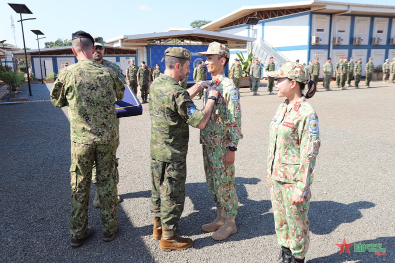 越南两位代表荣获勋章。