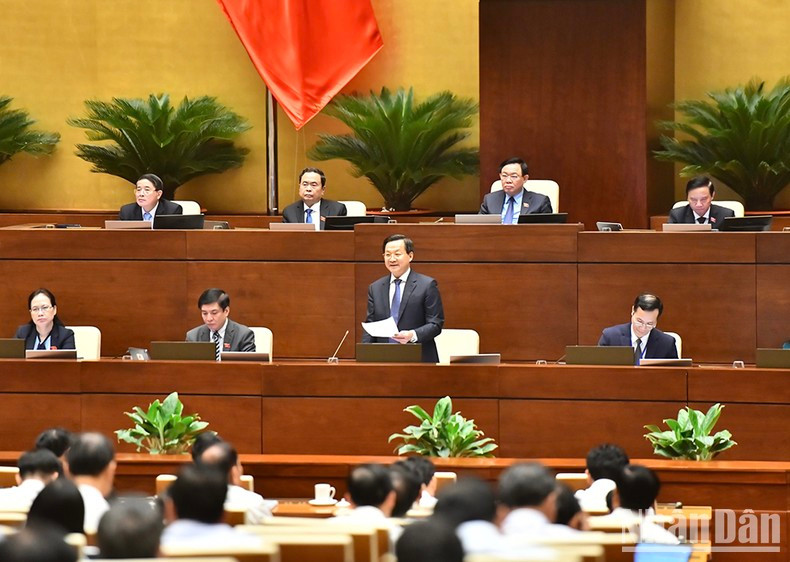 6月8日上午,黎明慨副总理已代表政府作报告,进一步说明属于政府共同责任的问题和直接回答国会代表的询问。 6月8日上午,黎明慨副总理已代表政府作报告,进一步说明属于政府共同责任的问题和直接回答国会代表的询问。