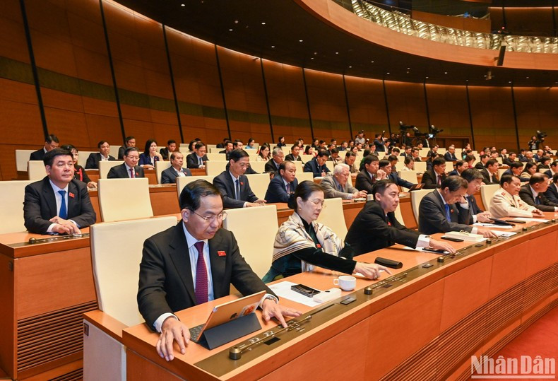 各位国会代表表决通过会议议程。 各位国会代表表决通过会议议程。