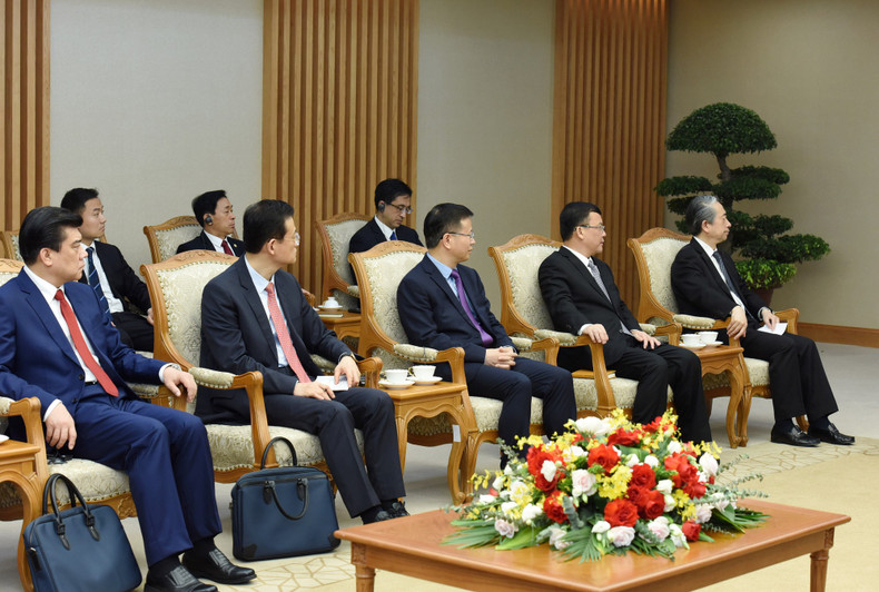 陪同刘宁同志的代表团团员。