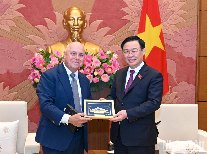 国会主席王廷惠向澳大利亚维多利亚州国库部长蒂姆-帕拉斯赠送纪念品。 国会主席王廷惠向澳大利亚维多利亚州国库部长蒂姆-帕拉斯赠送纪念品。