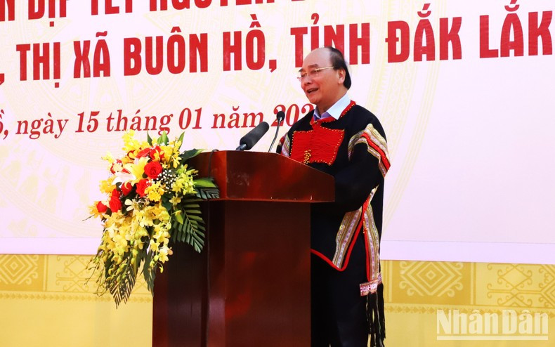 阮春福主席向奔胡市安乐坊征村同胞拜年。 阮春福主席向奔胡市安乐坊征村同胞拜年。