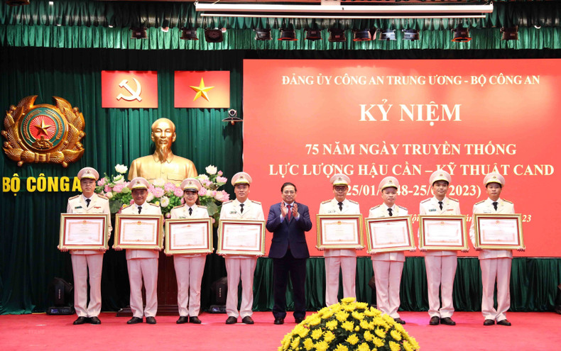 范明正总理代表党和国家领导向技术后勤力量各集体和个人授予二等和三等捍卫祖国勋章。(图片来源:越通社) 范明正总理代表党和国家领导向技术后勤力量各集体和个人授予二等和三等捍卫祖国勋章。(图片来源:越通社)