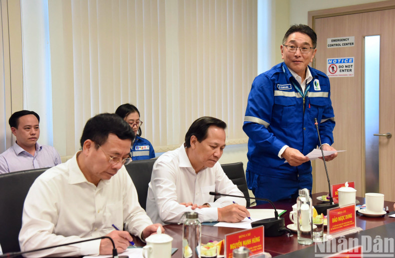 宜山炼油石化厂领导代表发表讲话。