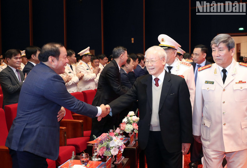 阮富仲总书记和与会代表。 阮富仲总书记和与会代表。