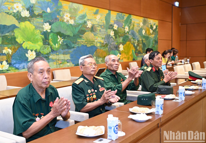 出席见面会的各位代表。 出席见面会的各位代表。