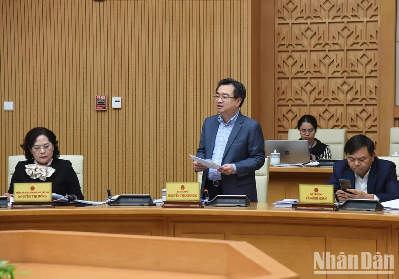 越南建设部部长阮青毅发表讲话。