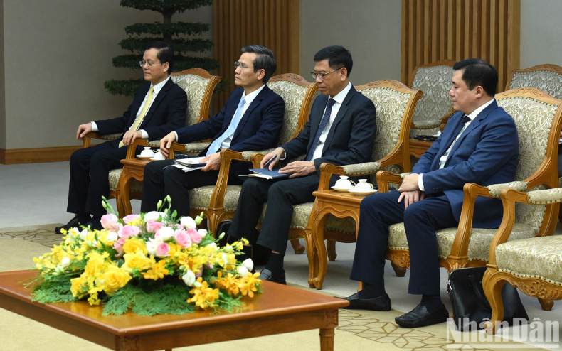 越南政府各部委领导代表出席会见。