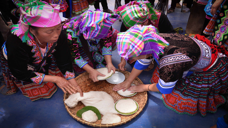 按照赫蒙族人的看法,圆形的糍粑象征着月亮和太阳——诞生人类和地球上万物之源。 按照赫蒙族人的看法,圆形的糍粑象征着月亮和太阳——诞生人类和地球上万物之源。