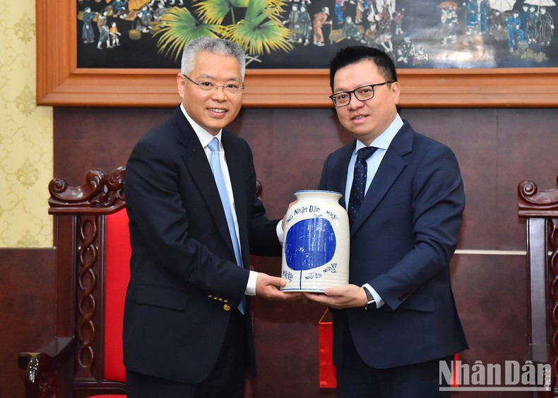 黎国明同志向胡兆明同志赠送礼物。 黎国明同志向胡兆明同志赠送礼物。