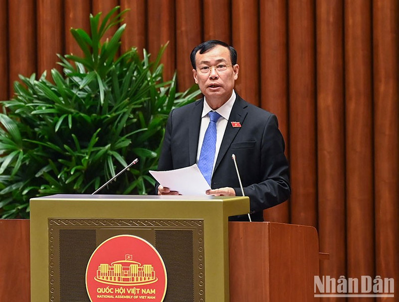 国会国防委员会主任黎晋至作关于《公民身份证法》(修正案)草案存在不同意见的部分大问题的简要报告。 国会国防委员会主任黎晋至作关于《公民身份证法》(修正案)草案存在不同意见的部分大问题的简要报告。