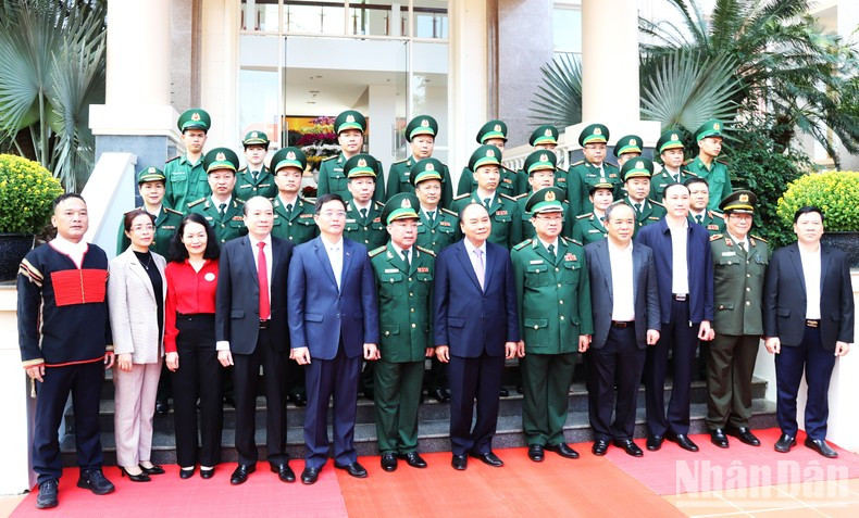 阮春福主席同得乐省边防部队指挥部领导合影。 阮春福主席同得乐省边防部队指挥部领导合影。