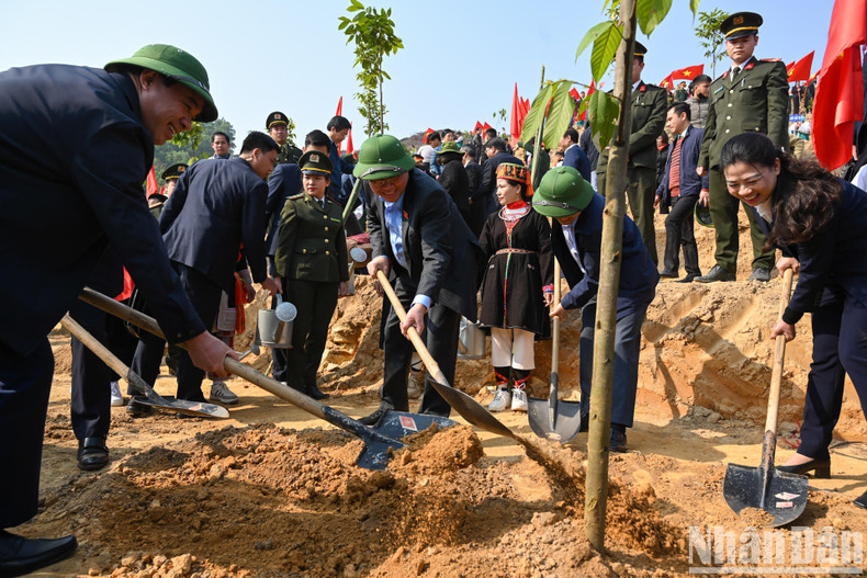 国会主席王廷惠和各位代表在启动仪式上植树。 国会主席王廷惠和各位代表在启动仪式上植树。