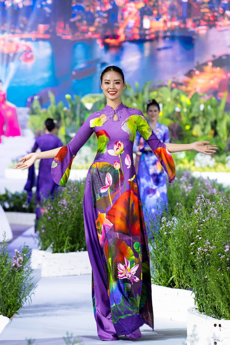 在“远东之玉”奥黛系列中,莲花的形象焕然一新,带有充满活力和清新的色彩。 在“远东之玉”奥黛系列中,莲花的形象焕然一新,带有充满活力和清新的色彩。