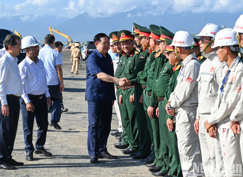 国会主席王廷惠和正在莲沼港建设项目施工的干部和工人。