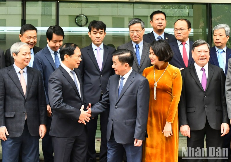 陈锦秀同志和各位越南驻外代表机构首席代表。