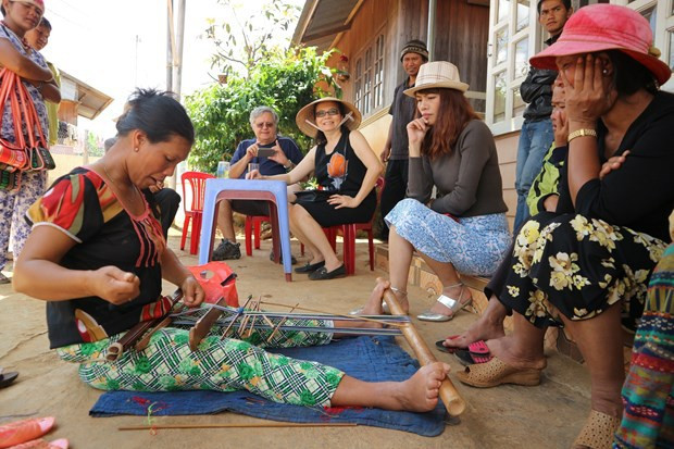 游客体验民族织锦方式。 游客体验民族织锦方式。