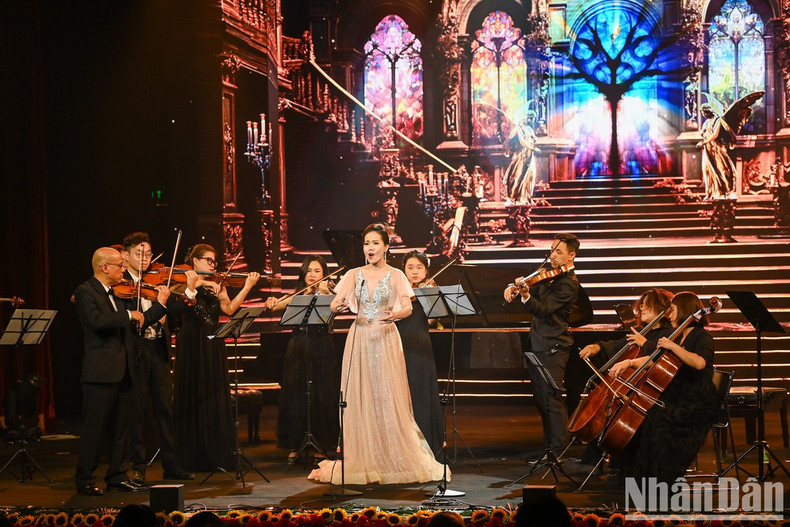 歌手范庆玉的表演节目。 歌手范庆玉的表演节目。