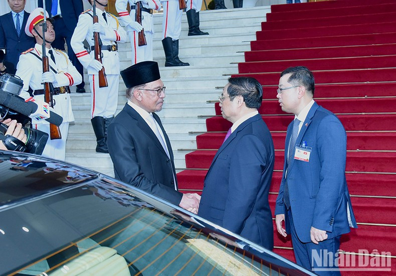 范明正总理为马来西亚总理安瓦尔·易卜拉欣送行。