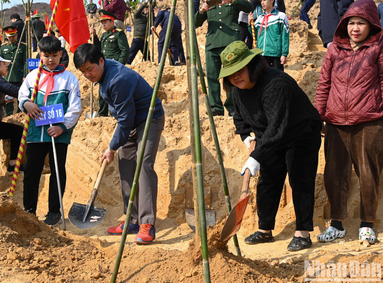 各位代表在启动仪式上植树。 各位代表在启动仪式上植树。