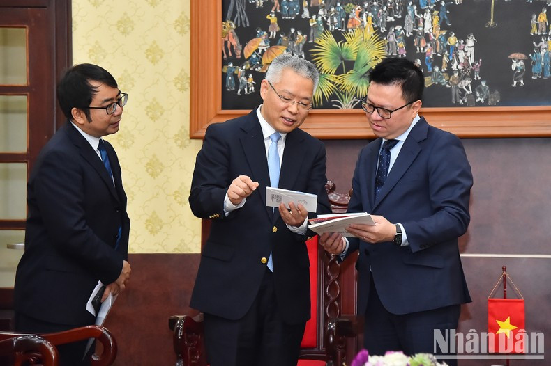 黎国明同志与胡兆明同志在会见期间交谈。 黎国明同志与胡兆明同志在会见期间交谈。