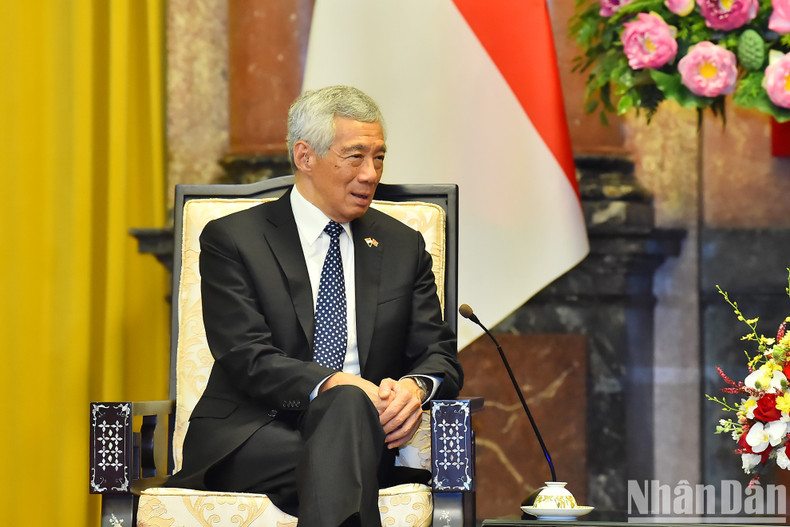 新加坡总理李显龙在会见中发表讲话。