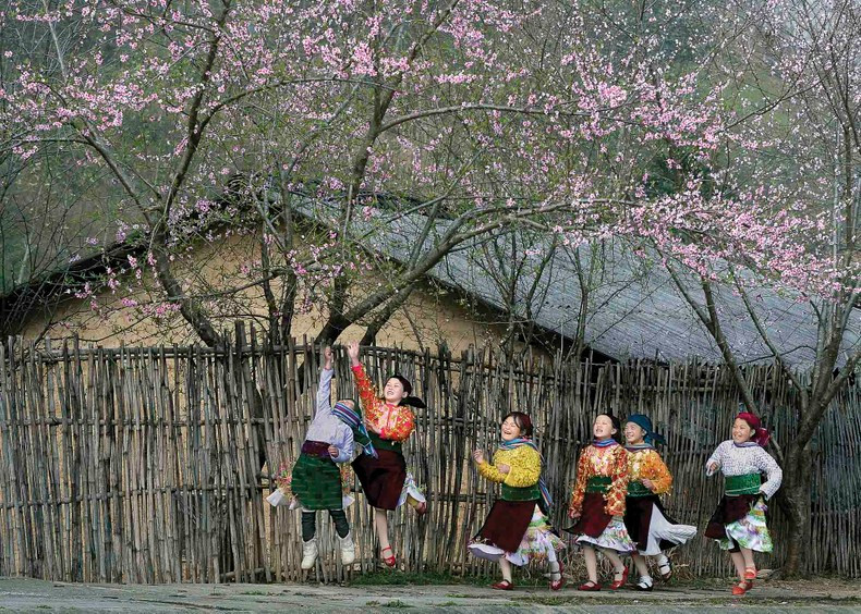 作品《夏天》，作者阮氏云（越南），国际艺术摄影师协会金牌，儿童组。