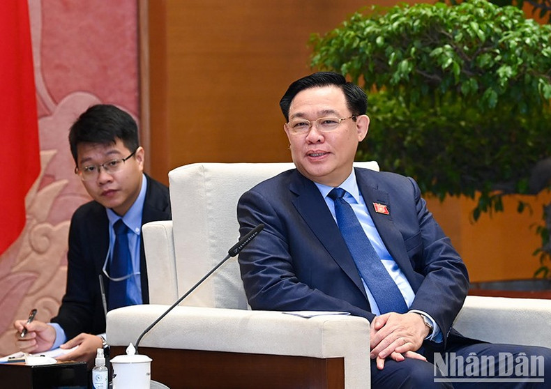 越南国会主席王廷惠在会见中发表讲话。