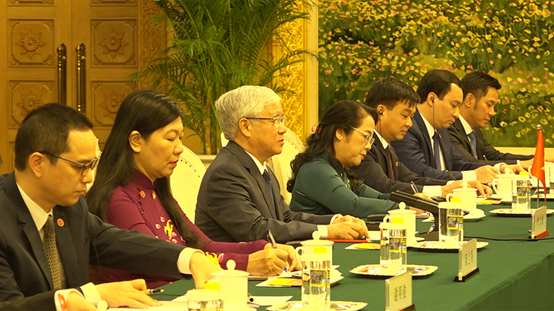 杜文战同志在会谈中发言。(阮胡君 摄) 杜文战同志在会谈中发言。(阮胡君 摄)