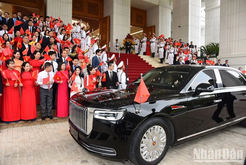 首都民众欢送中共中央总书记、中国国家主席习近平。 首都民众欢送中共中央总书记、中国国家主席习近平。