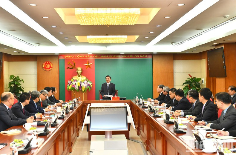 陈锦秀同志主持见面会。