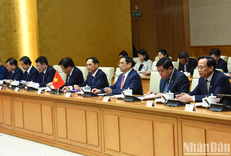 范明正总理和越南政府成员同李显龙总理一行举行会谈。 范明正总理和越南政府成员同李显龙总理一行举行会谈。