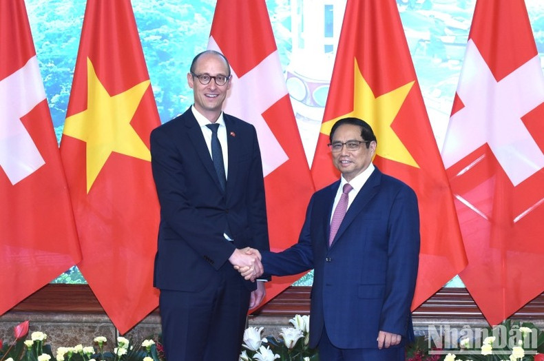 范明正总理和瑞士联邦议会国民院议长马丁·堪迪纳斯合影留念。