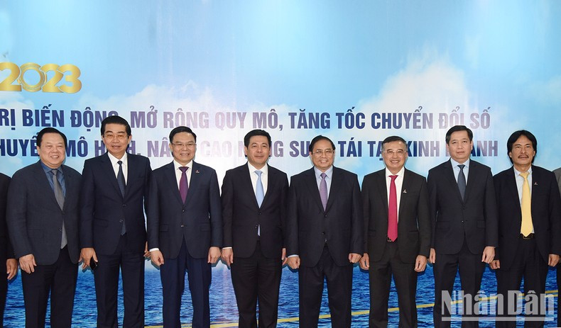 范明正总理与越南国家油气集团领导、干部合影。 范明正总理与越南国家油气集团领导、干部合影。