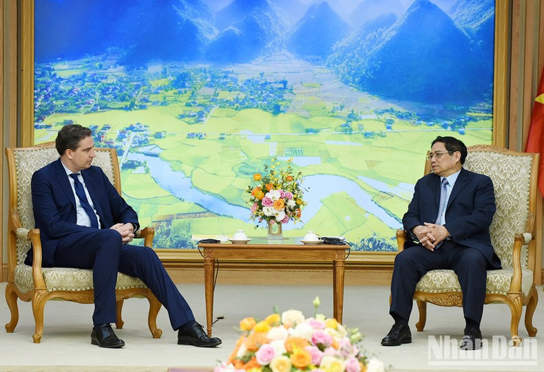 越南政府总理范明正表示希望在2023年两国建交50周年之际,能够欢迎法国总统埃马纽埃尔·马克龙和法国总理伊丽莎白·博尔内访问越南。 越南政府总理范明正表示希望在2023年两国建交50周年之际,能够欢迎法国总统埃马纽埃尔·马克龙和法国总理伊丽莎白·博尔内访问越南。