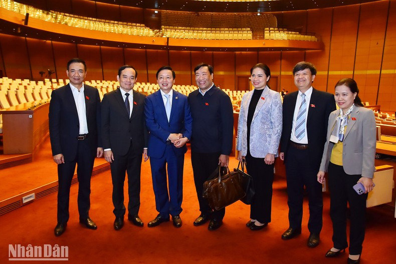 陈红河副总理和陈流光副总理同国会代表合影。 陈红河副总理和陈流光副总理同国会代表合影。