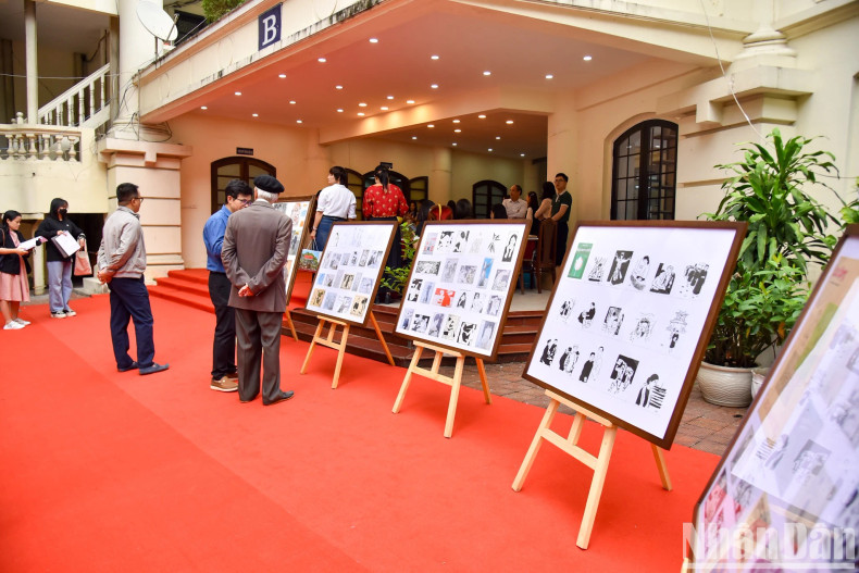 代表们欣赏文高画的100幅插图和100张书封面。 代表们欣赏文高画的100幅插图和100张书封面。