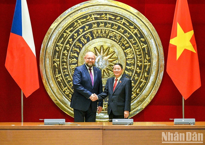 国会副主席阮德海同捷克众议院副议长扬·巴尔托谢克握手。 国会副主席阮德海同捷克众议院副议长扬·巴尔托谢克握手。