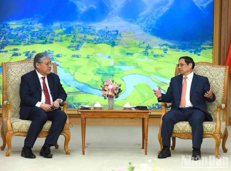 越南政府总理范明正会见菲律宾外交部部长恩里克·马纳罗。