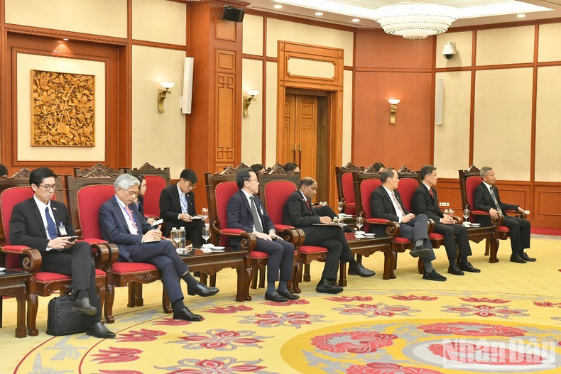 出席会见的新加坡高级代表团。