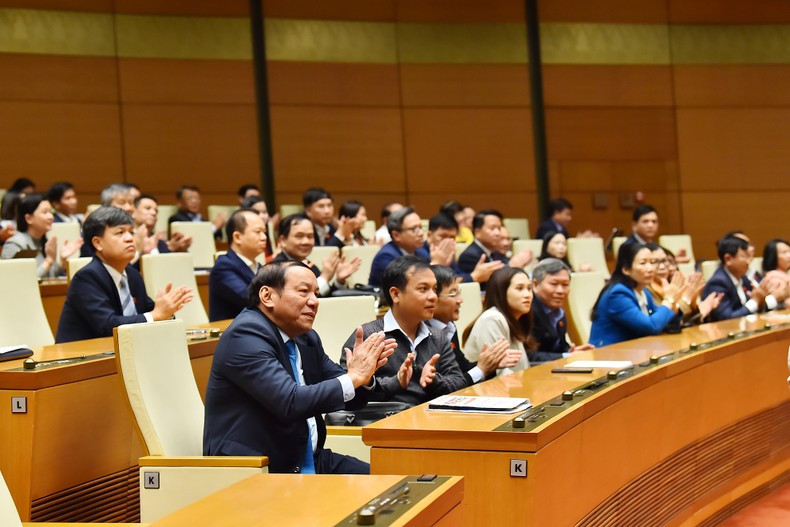 国会代表祝贺两位新任副总理。 国会代表祝贺两位新任副总理。