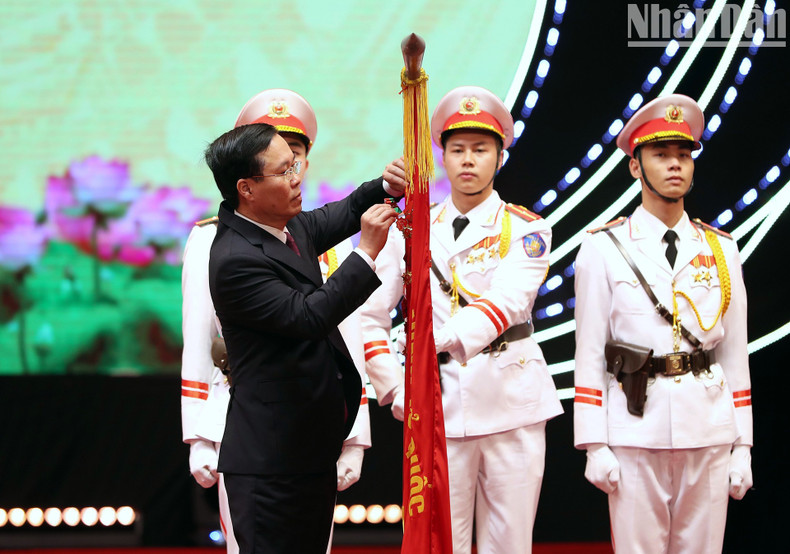 国家主席武文赏将一级保卫祖国勋章佩戴在人民公安力量建设传统旗帜上。 国家主席武文赏将一级保卫祖国勋章佩戴在人民公安力量建设传统旗帜上。