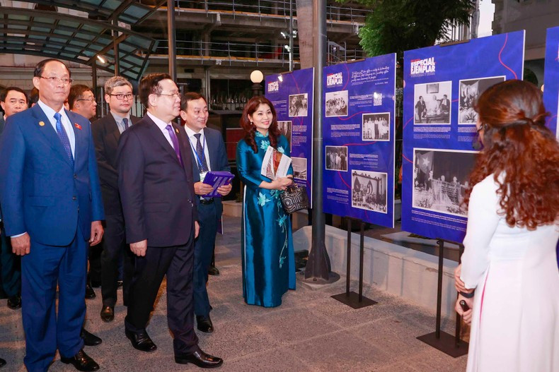 越南国会主席王廷惠参观有关越南-古巴关系的图片展。 越南国会主席王廷惠参观有关越南-古巴关系的图片展。