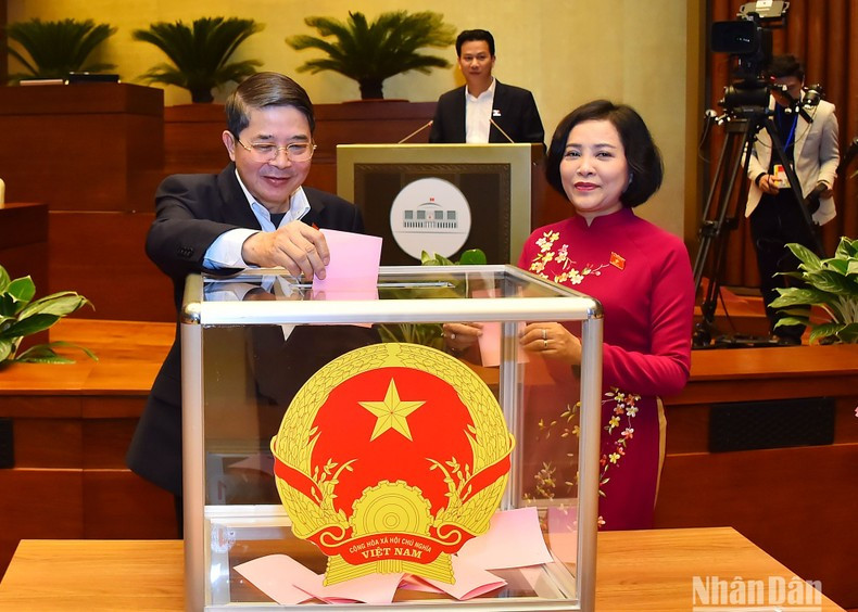 国会领导同志表决批准任命政府副总理职务。 国会领导同志表决批准任命政府副总理职务。